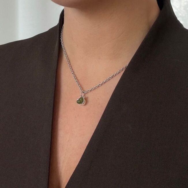 5090364d-1 Grace anheng fra By Birdie med Raw Peridot. En uslipt peridot fattet i sølv, med gult gull kule