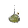 5090364d Grace anheng fra By Birdie med Raw Peridot. En uslipt peridot fattet i sølv, med gult gull kule