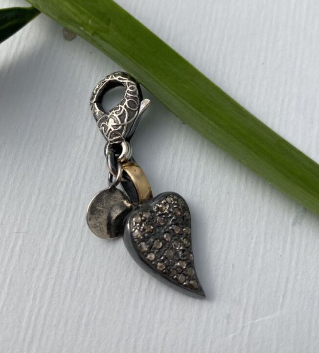5090366 By Birdie Borean Heart Pavé Charm i sølv med diamanter og detaljer i gull