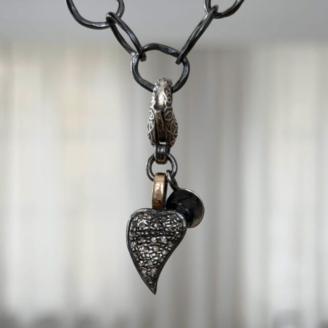 5090366_1 By Birdie Borean Heart Pavé Charm i sølv med diamanter og detaljer i gull