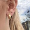 Ørering lett oval i gult gull 18 K med satinert overflate