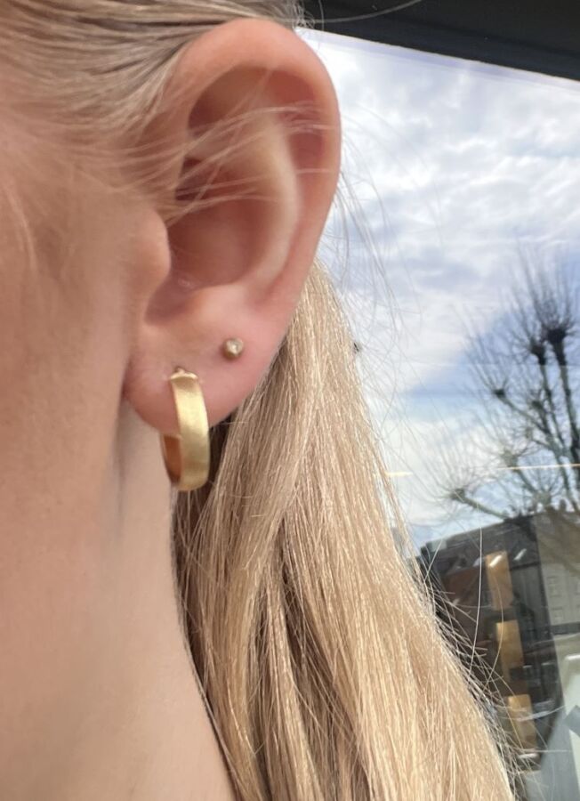 Ørering lett oval i gult gull 18 K med satinert overflate
