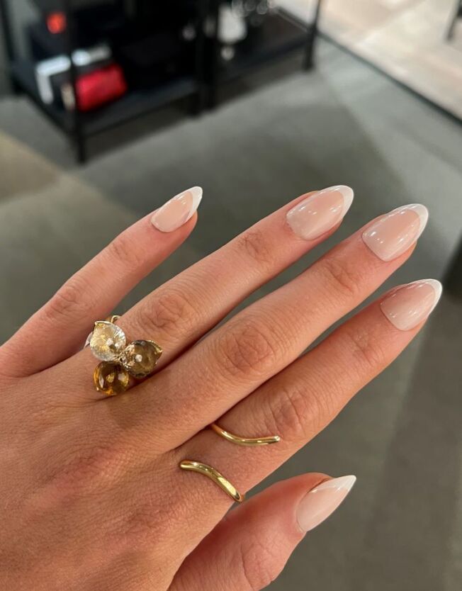 Ring i forgylt sølv med 3 stener med ulike gultoner. Fra Noën laget i Fairtrade forgylt sølv. Tysk design