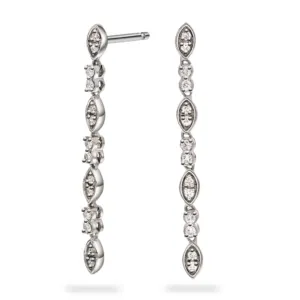 14150052 Modell med elegante hengeørepynt i hvitt gul med diamanter.