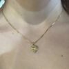52823- Et lekkert anheng med et annerledes og spennende hjerte, som kombiner hjerte, som er et symbol for kjærlighet, med blader som representer naturen i gult gull, med veneziansk kjede i forgylt sølv.