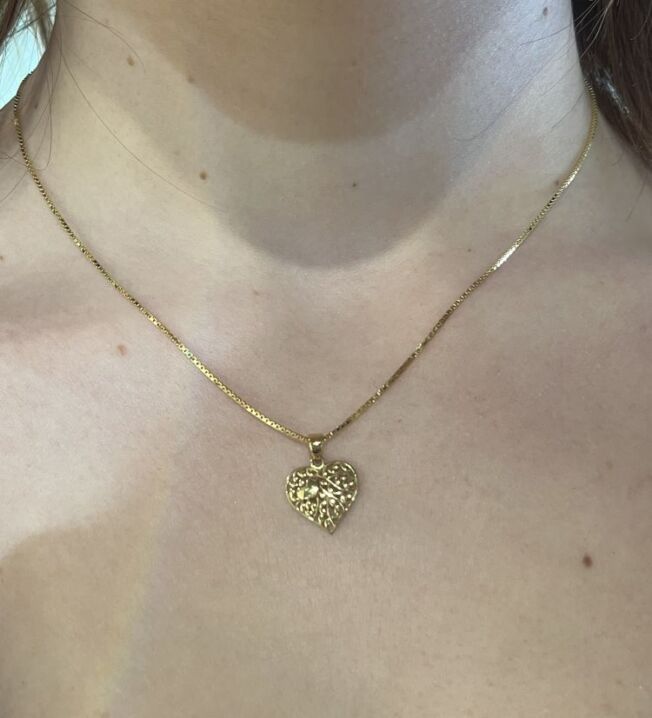 52823- Et lekkert anheng med et annerledes og spennende hjerte, som kombiner hjerte, som er et symbol for kjærlighet, med blader som representer naturen i gult gull, med veneziansk kjede i forgylt sølv.