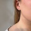 Balanseørepynt i gult gull med en åpen sirkel i enden. Ørepynten dras rett inn i øret.