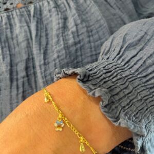 Armbånd i forgylt sølv, figaro mønster. Forgylte dråper som henger, samt 3 Dag og natt emaljerte blomster.