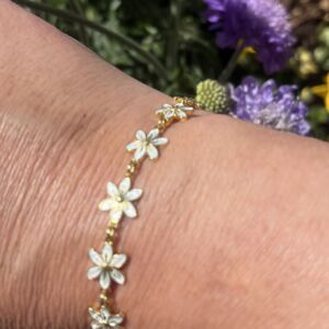 Armbånd i forgylt sølv med hvitveis blomster rundt. Blomstene er med hvit emalje. Fra LIv serien til Arne Nordlie. Limited edition!