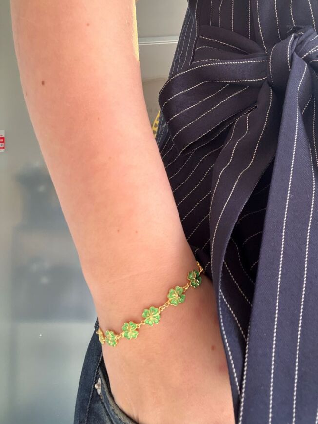 752714 Armbånd i forgylt sølv med firkløver i grønn emalje som ligger rundt håndleddet. . Fra LIv serien til Arne Nordlie. Limited edition!