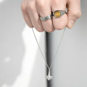 Tors hammer i stål med kjede.
