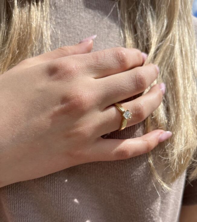 Enstensring i gult gull med 0,50 ct TW.SI i superstar serien fra EC Norskprodusert