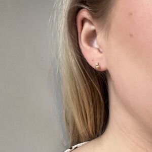 Ørepynt gullkule i 4 mm med enliten c.zirkonia fattet over.