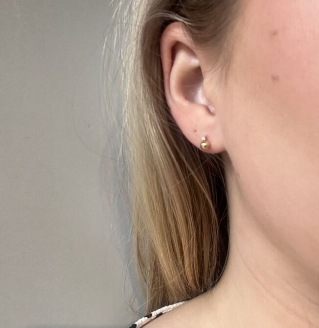 Ørepynt gullkule i 4 mm med enliten c.zirkonia fattet over.