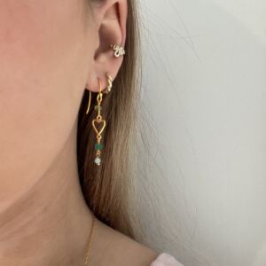 Ørepynt i 925 forgylt sølv som henger fra en krok. I lenken er det et åpent hjerte, grønn agat, amasonitt og peridot. Fra Susanne Friis Bjørner