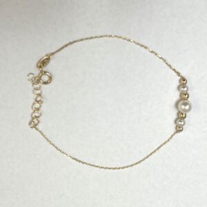 Armbånd tynt i gult gull med 3 ferskvannsperler og gullkuler i lenke.