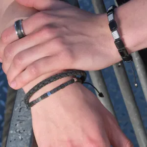 Armbånd i kvadratiske stener av hematitt med stål detaljer, regulerbart.