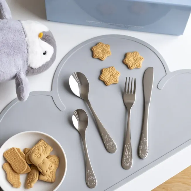Bestikk i stål med motiv av pingvin. Kosebamse pingvin medfølger i gaveesken.