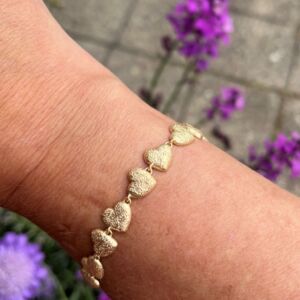 Armbånd med børstede hjerter rundt hele håndleddet. Forgylt sølv med stardust overflate. Fra Catwalk Exclusive.