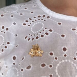 Lekker brosje med glitrende c.zirkonia i forgylt sølv med 3 blomster. Et skikkelig blikkfang! Det er en tydelig økning i etterspørsel etter brosjer, så denne er et vakkert alternativ til den nye trenden. Stardust referer til overflaten. En nesten diamantlignende struktur som gjør at det glitrer ekstra fint.