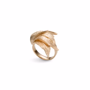 9987-2YG Ring i forgylt sølv, med kronblader rundet håndleddet. Er fra Catwalk Exclusive. Stardust overflate.