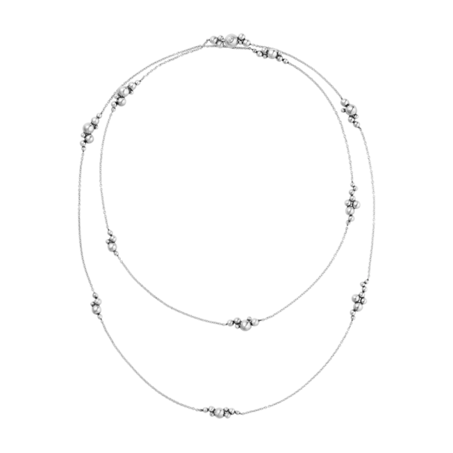 Moonlight grapes kjede på 90 cm vist to ganger rundt halsen. Fra Georg Jensen. Laget i oksidert sølv.