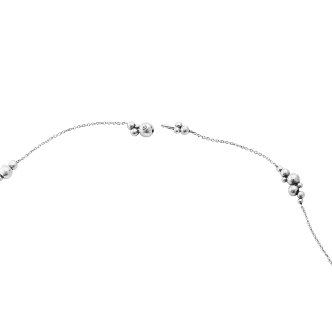 Moonlight grapes kjede på 90 cmHer er det bilde av låsen, som viser hvordan man trykker på en knapp i et av leddene . Fra Georg Jensen. Laget i oksidert sølv.