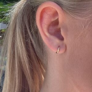 Enkel ørering i gult gull, 10 mm i diameter som passer alene eller kombinere om du har flere hull i øret. Vist på modell.