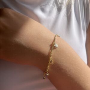 Armbånd i forgylt sølv med emaljerte blomster. Blåveis.