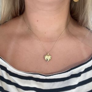 Medaljong formet som et hjerte med c.zirkonia i midten. Vist på modell