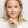 Anheng og ørepynt fra Julie Sandlau med grønn ametyst-farget krystall og LIttle Prime med røkfarget krystall anheng i forgylt sølv