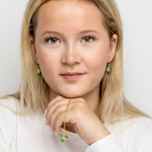 Anheng og ørepynt fra Julie Sandlau med grønn ametyst-farget krystall og LIttle Prime med røkfarget krystall anheng i forgylt sølv