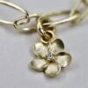 Blomsterserien til EC 1914 laget i Sandnes gult gull. Enkelt armbånd med åpne ringer med avtagbar blomstercharms med diamant i midten.