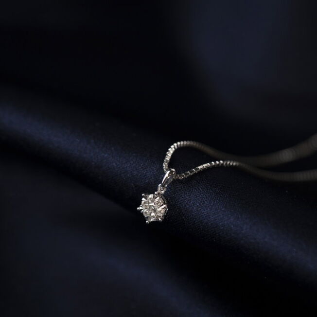 Anheng i gull med diamanter fattet som en illusjon. Gir inntrykk av å være en stor sten.