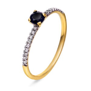 Ring i gult gull med diamanter og sort agat
