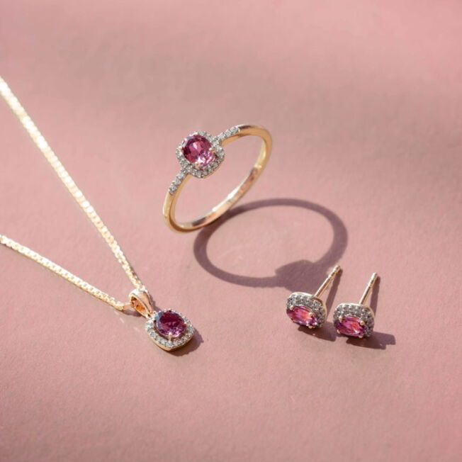 Anheng, ring og øredobber i gult gull med rosa turmalin omkranset av diamanter,