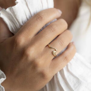 Ring formet som en bue i gult gull