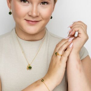 Armbånd i forgylt sølv, Primini med krystall i midten regulerbar lengde, Moss Green- lys grønn, sammen med ørepynt og anheng, ring fra Julie Sandlau