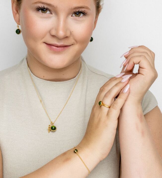 Armbånd i forgylt sølv, Primini med krystall i midten regulerbar lengde, Moss Green- lys grønn, sammen med ørepynt og anheng, ring fra Julie Sandlau