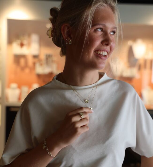 Blomsterserien til EC 1914 laget i Sandnes gult gull. Enkelt armbånd med åpne ringer med avtagbar blomstercharms med diamant i midten.