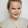 Anheng og ørepynt fra Julie Sandlau med mosegrønn krystall og Tree of Life anheng i forgylt sølv