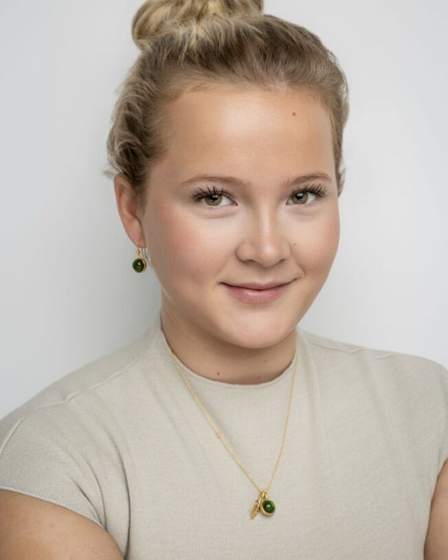 Anheng og ørepynt fra Julie Sandlau med mosegrønn krystall og Tree of Life anheng i forgylt sølv