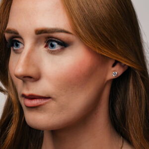 Contessa enstensørepynt i 100% resirkulert gull med labratoriedyrkete diamanter på tilsammen 2,0 ct på modell