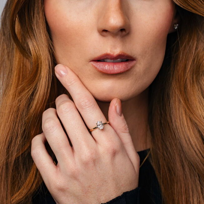 N240618 Gems Empress Empress enstensring i 100% resirkulert gull med labratoriedyrket diamant på 1,25 ct på modell