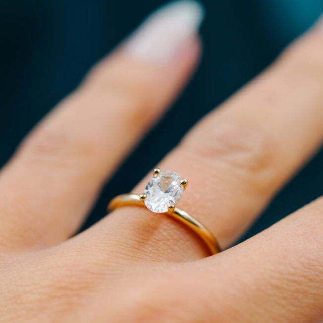 N240618-3 Empress enstensring i 100% resirkulert gull med labratoriedyrket diamant på 1,25 ct vist på en finger