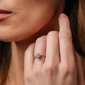 The Crown ring i 100% resirkulert gultt gull med labratoriedyrkede diamanter totalt 1,2ct