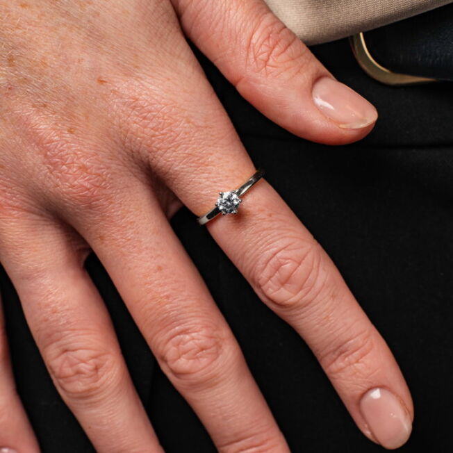 N240626-2 Contessa ring i 100% resirkulert hvitt gull med labratoriedyrket diamant totalt 2,0 ct