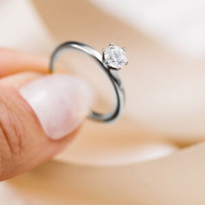 Contessa ring i 100% resirkulert hvitt gull med labratoriedyrket diamant totalt 2,0 ct