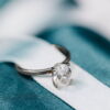 N240631-Gems Empress enstensring i 100% resirkulert hvitt gull med labratoriedyrket diamant på 2,0 ct