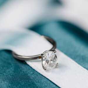 Empress enstensring i 100% resirkulert hvitt gull med labratoriedyrket diamant på 2,0 ct